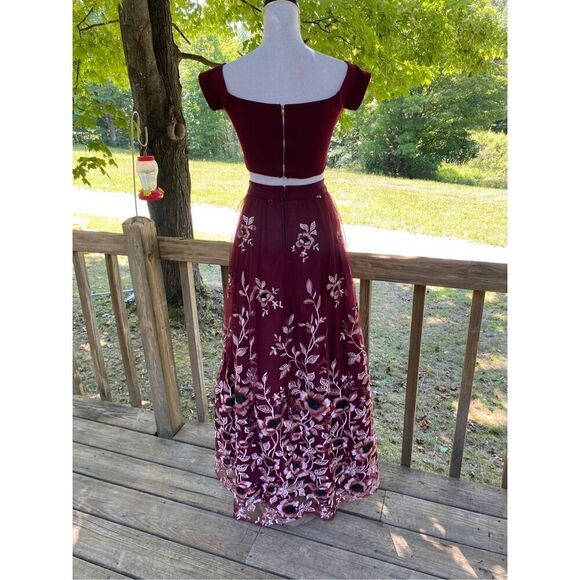 Trixxi Women's Off the Shoulder Crop and Embroidered Skirt Set Size 3 - Picture 7 of 11